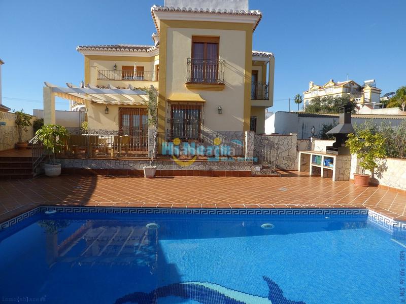 Foto 7f81fb91-22a3-49ec-aa2e-754ebaa8f643. Chalet con riscaldamento parcheggio piscina in Centro Nerja