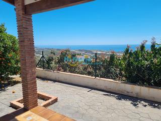 Rent House in Lagos. Villa 3 dormitorios con parcela , porche y vistas al mar, todo e