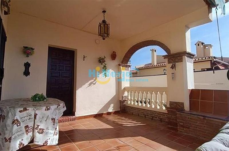 Foto 461b48e5-4940-4c35-a0ae-cabee6c70238. Casa  3 dormitorios piscina parking norte en Centro Nerja