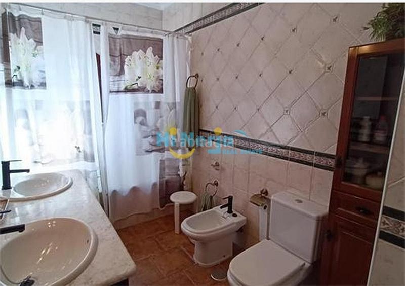 Foto 4a66668b-5946-4f61-9ba1-022b4d9caba1. Casa  3 dormitorios piscina parking norte en Centro Nerja