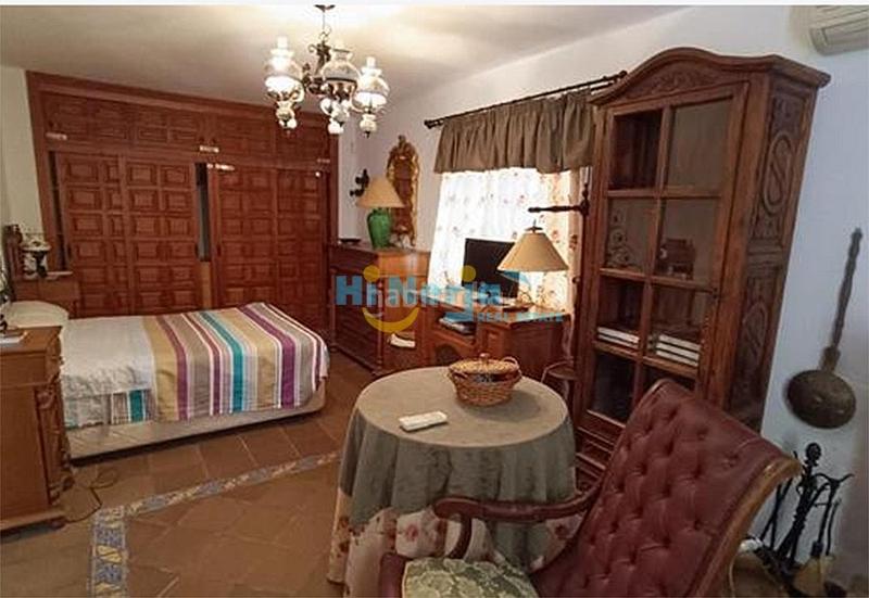 Foto 4f4eae4e-55ef-4bcf-89c5-3e033b7a2a1a. Casa  3 dormitorios piscina parking norte en Centro Nerja