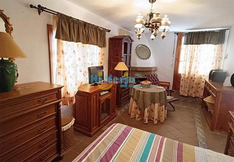 Foto 521a5dda-efbd-4be6-9870-6da32df38fbd. Casa  3 dormitorios piscina parking norte en Centro Nerja