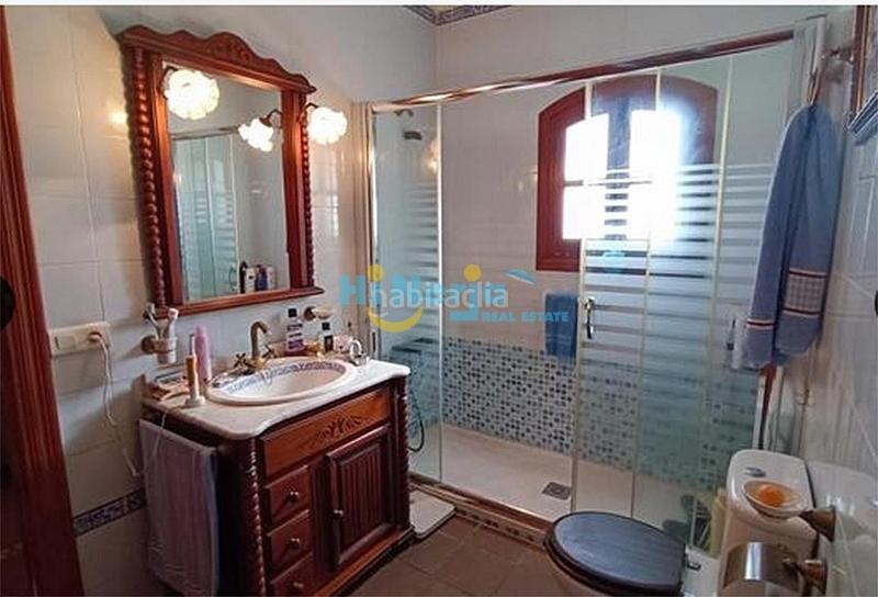 Foto cb6fbdfc-29a1-48b7-9752-e86f4bc696af. Casa  3 dormitorios piscina parking norte en Centro Nerja