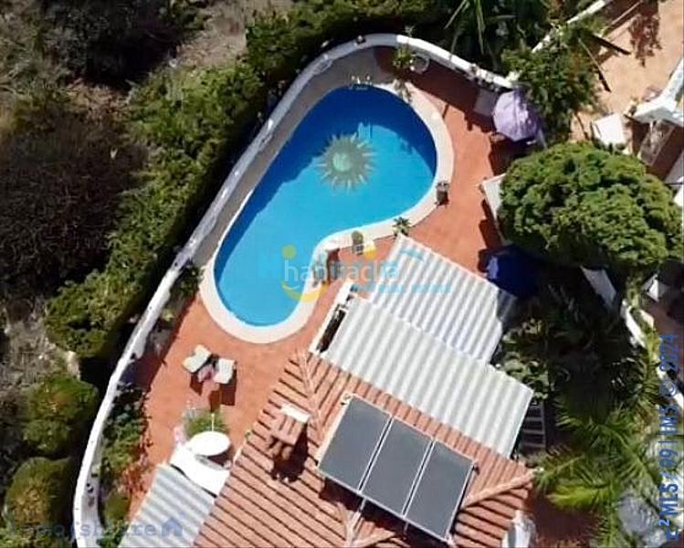 Foto 3c70f478-72f6-4a24-adba-771c55d9b43e. Chalet con piscina in Centro Nerja