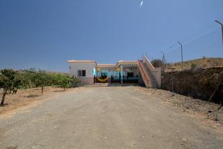 Casa en Almayate Bajo. Finca con casa de 3 dormitorios y parcela de 3750 m2, pozo propi