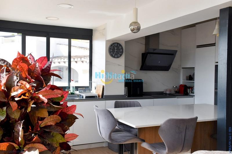 Foto 0ff61ab2-6420-49e4-9d72-89407619b49f. Casa villa independiente en zona residencial, piscina, garaje, vistas al mar en Nerja