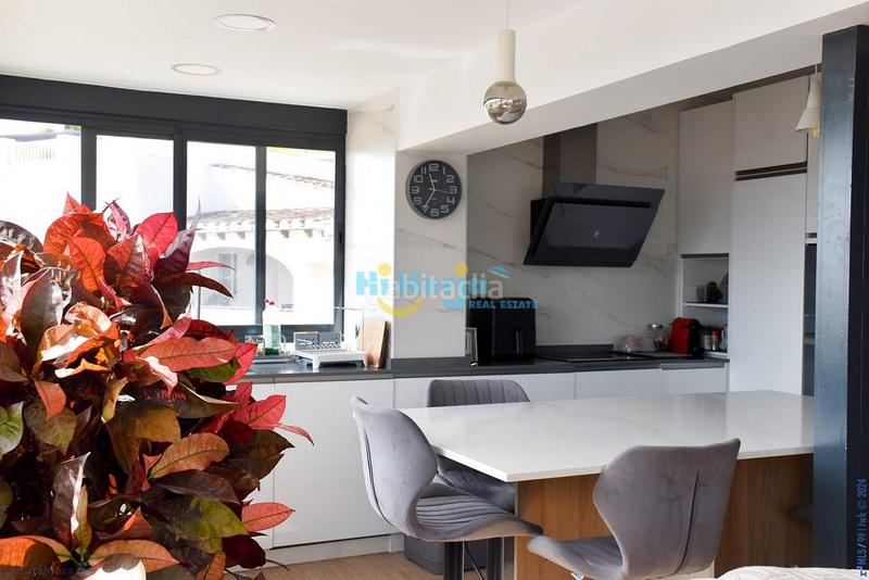 Foto 5ad7285f-7ad3-4f39-938a-6486bf050570. Casa villa independiente en zona residencial, piscina, garaje, vistas al mar en Nerja