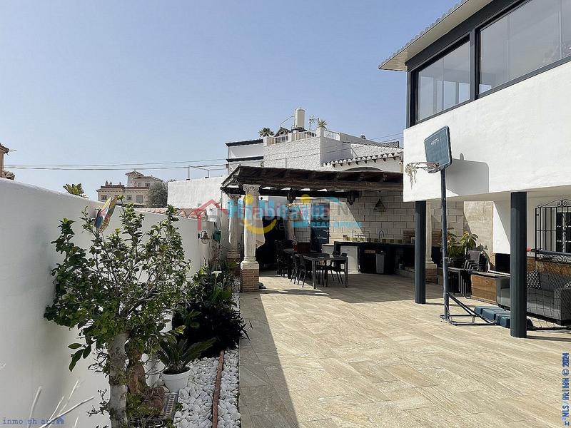 Foto 64815ed3-091f-436f-a384-837bfc36f6a6. Casa villa independiente en zona residencial, piscina, garaje, vistas al mar en Nerja
