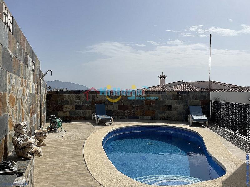 Foto 9b637753-bf9e-42b9-a647-1cd32e89f5e8. Casa villa independiente en zona residencial, piscina, garaje, vistas al mar en Nerja