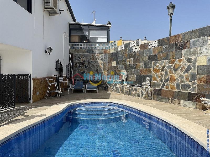 Foto a135506c-5d92-438b-87fc-af12a106a891. Casa villa independiente en zona residencial, piscina, garaje, vistas al mar en Nerja
