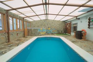 Casa a Sayalonga. Casa rural con 3 dormitorios, piscina climatizada, terrazas y  p
