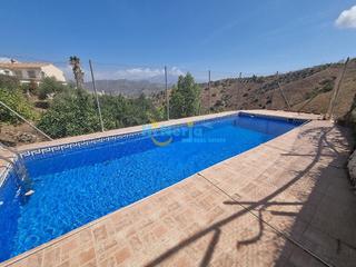 House in Cútar. Casa de pueblo 5 dormitorios con piscina privada, zona de parkin