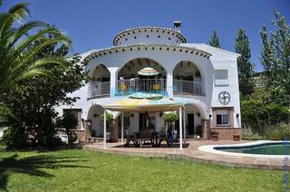 Casa a Viñuela. Villa de 2 apartamentos con piscina privada y vistas al pantano