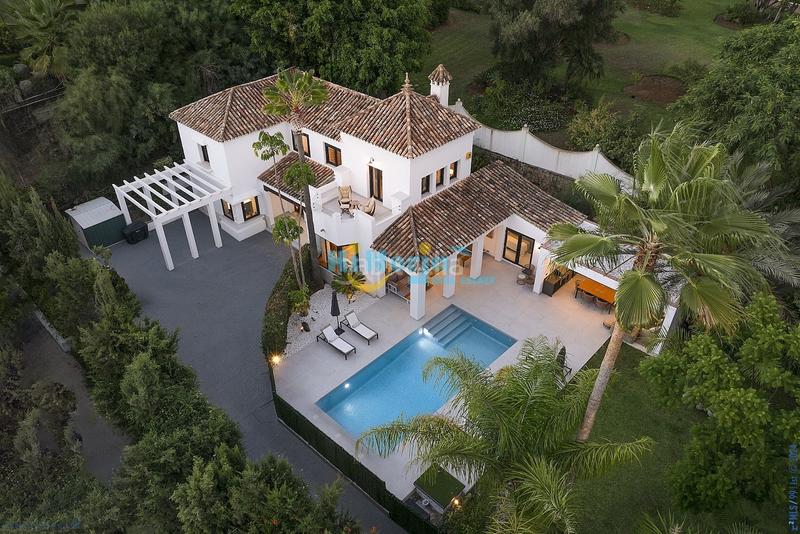 Foto 14d04fa8-d80e-4709-865b-2fe17dbd5a72. Casa con parcheggio piscina in Benahavís pueblo Benahavís