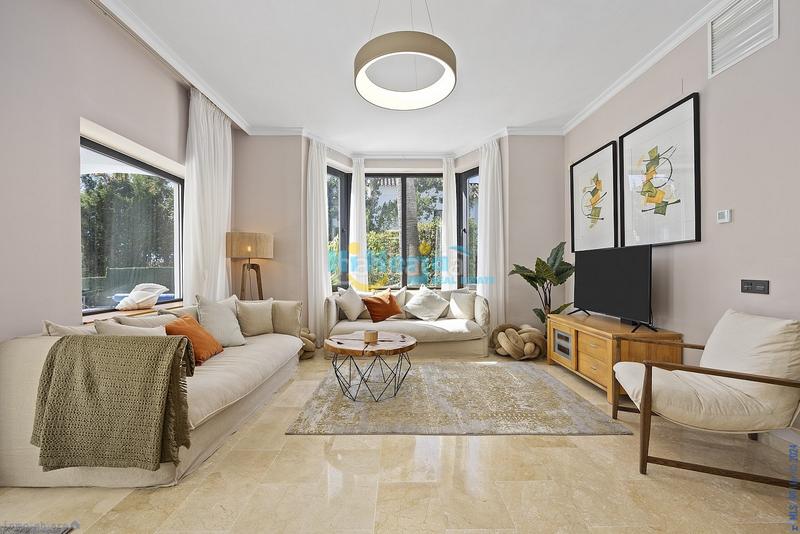 Foto 1bd7ed0a-0be7-48dc-8935-937c6d706a95. Casa con parcheggio piscina in Benahavís pueblo Benahavís