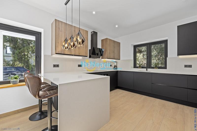 Foto f46f6efe-c640-45f5-b3e5-4cf5b3e7b99f. Casa con parcheggio piscina in Benahavís pueblo Benahavís