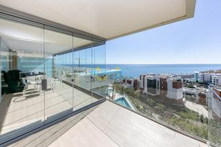 Apartament a Centro ciudad. Piso de lujo 3 dormitorios con vistas al mar , piscina, parking