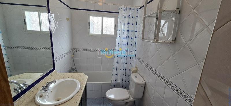 Foto 15d250df-ceac-4f15-a49c-a580d4bf375d. Casa amb aparcament a Benajarafe