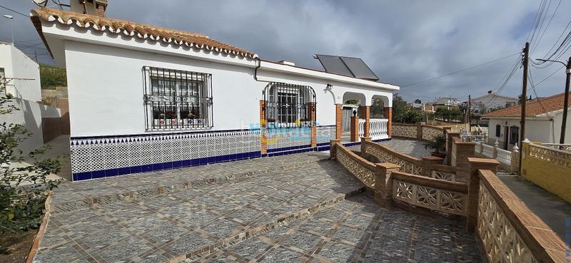 Foto b942e683-f4f3-4afe-a269-71917a36486f. Casa amb aparcament a Benajarafe