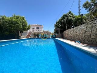 House in Riogordo. Se vende villa independiente con licencia turística, piscina, y