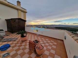 Miete Appartement in Caleta de Velez. Atico 2 dormitorios con 2 terrazas, piscina y plaza de parking