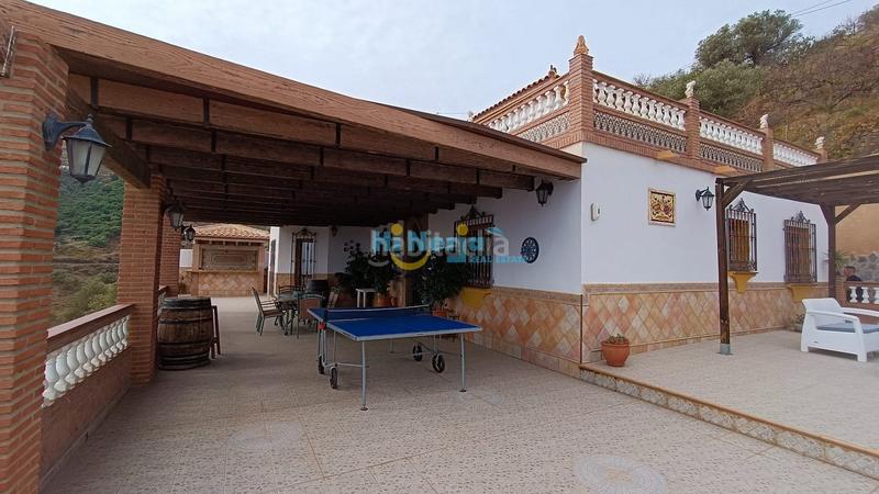 Foto f9b95ad5-06f7-4ea7-a36a-aefd8a1e1583. Alquiler chalet villa 4 dormitorios piscina parking barbacoa despensa campo en Torrox