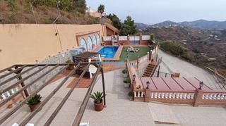 Location Chalet à Torrox Pueblo. Villa 4 dormitorios piscina parking barbacoa despensa campo