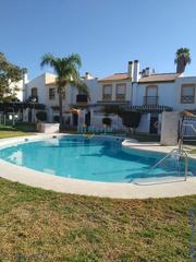 Maison à Chilches. Adosado de 3 dormitorios, aa, piscina, jardines, a solo 25 m. de