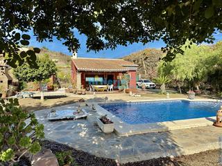 Masia a Benamocarra. Casa de campo con piscina