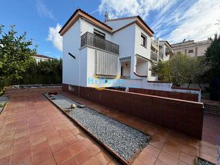 Doppelhaus in La Zubia Ciudad. Casa con piscina privada en la zubia