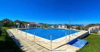 Maison jumelée à Centro. Casa con piscina y vistas al mar