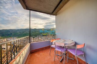 Maison à Benamargosa. Casa de pueblo 3 dormitorios, con 3 plantas, sotano , terraza y