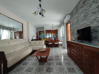 Appartement à Centro. Piso 3 dormitorios autobuses