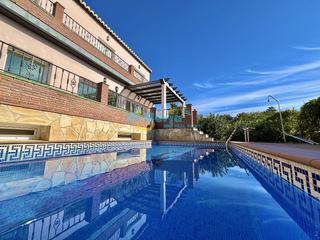 Chalet en Almayate Bajo. Chalet independiente con vistas al mar