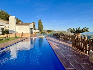 Casa a Algarrobo Pueblo. Villa 3 dormitorios con piscina y vistas al mar  y 4000 m2 de pa