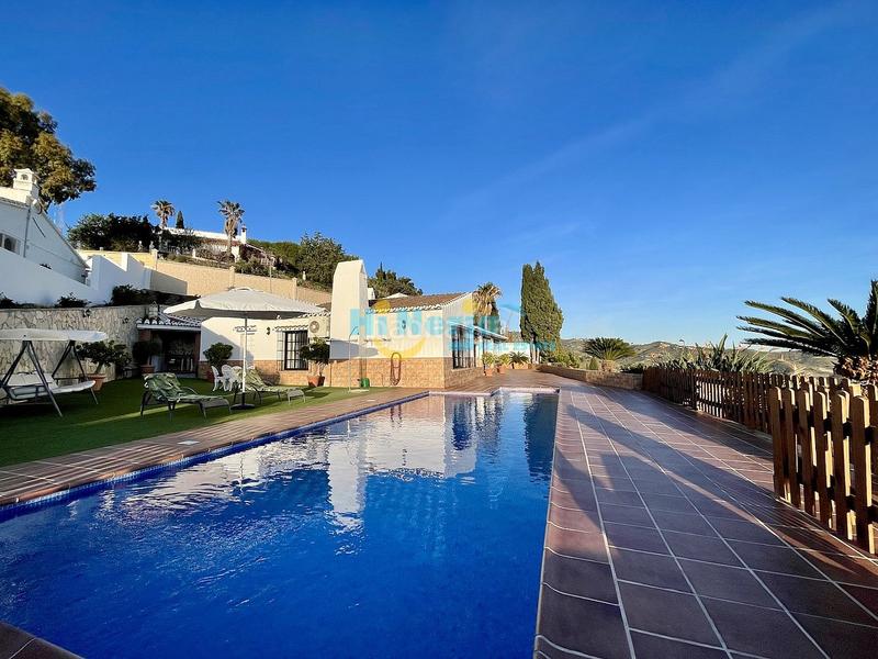 Foto f3430164-a20b-45a9-99c7-c00eec2d2f7e. Maison avec parking piscine dans Algarrobo pueblo Algarrobo