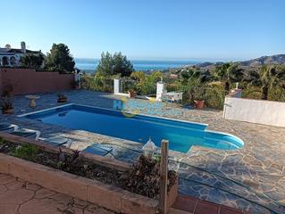 Casa a Frigiliana. Casa de campo con terreno de 2100 m2 , piscina privada, barbacoa