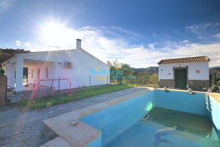 House in Comares. Casa independiente con piscina y pacela 1600 m2  comares