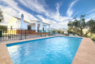 House in Comares. Chalet independiente con piscina y parcela de 3200 m2   comares