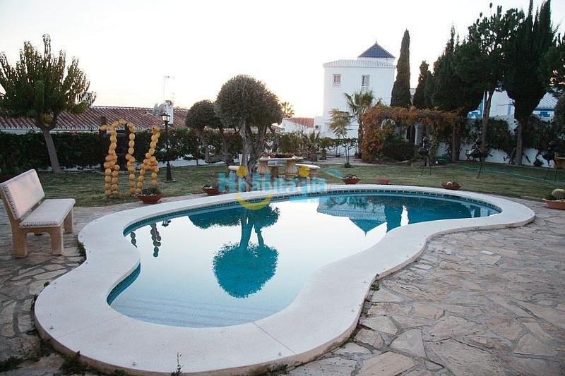 Foto 3cf6a486-f890-4cde-8eb9-44cb9c51d145. Casa villa 6 dormitorios piscina garaje capistrano en Nerja