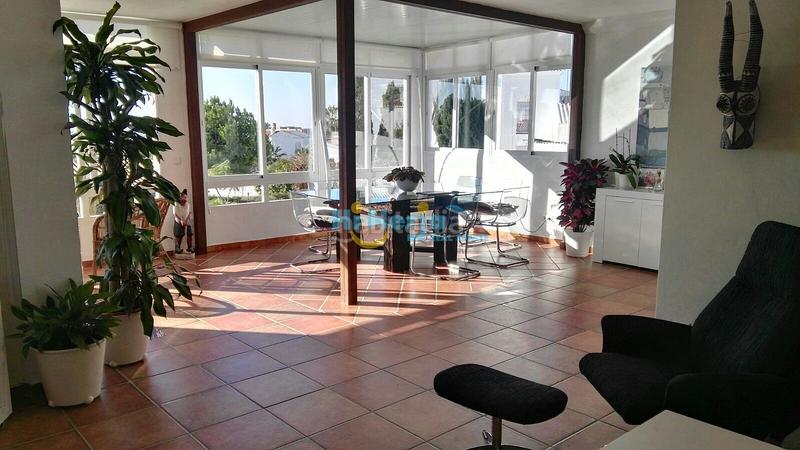 Foto 60b85871-431e-41e7-981b-e1b8d15c37e9. Casa villa 6 dormitorios piscina garaje capistrano en Nerja