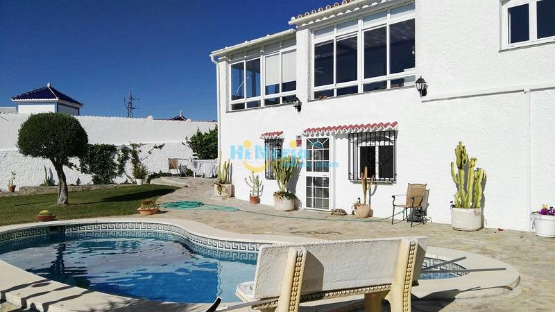 Foto ea527c00-c073-4faf-999e-c1a103121c12. Casa villa 6 dormitorios piscina garaje capistrano en Nerja