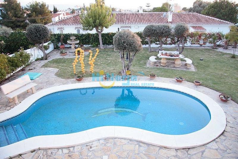 Foto ee31d609-d88f-4496-a7a6-482a60abe167. Casa villa 6 dormitorios piscina garaje capistrano en Nerja