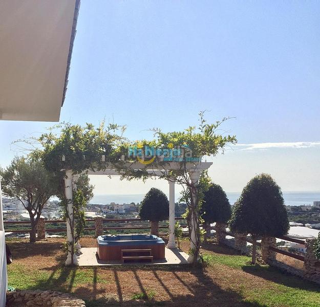 Foto 0e3618e6-82bf-4125-b511-20fe35659119. Casa villa de lujo con vistas panóramicas al mar, con gran garaje, jardín y terrazas costa en Torrox