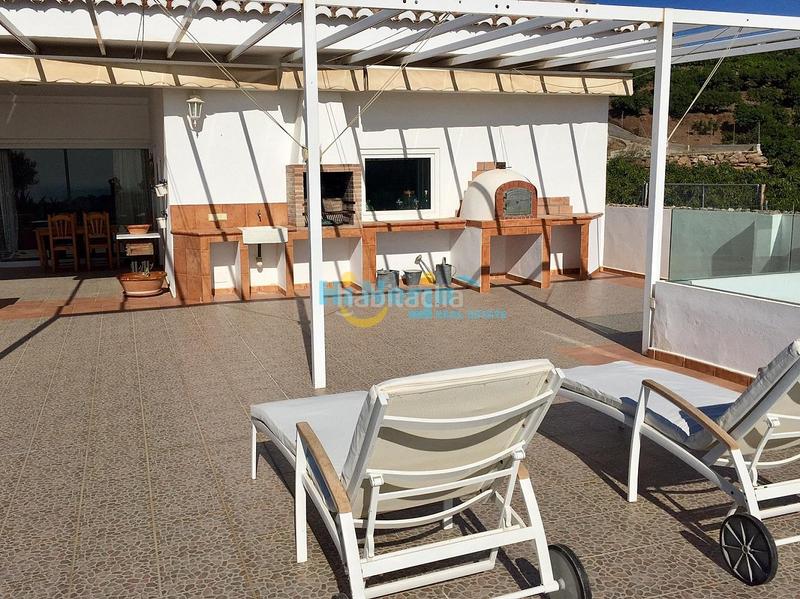 Foto 53fc012f-bc36-4823-94c1-ddec15e77427. Casa villa de lujo con vistas panóramicas al mar, con gran garaje, jardín y terrazas costa en Torrox