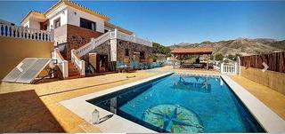 Xalet a Centro. Villa 4 dormitorios piscina garaje nerja