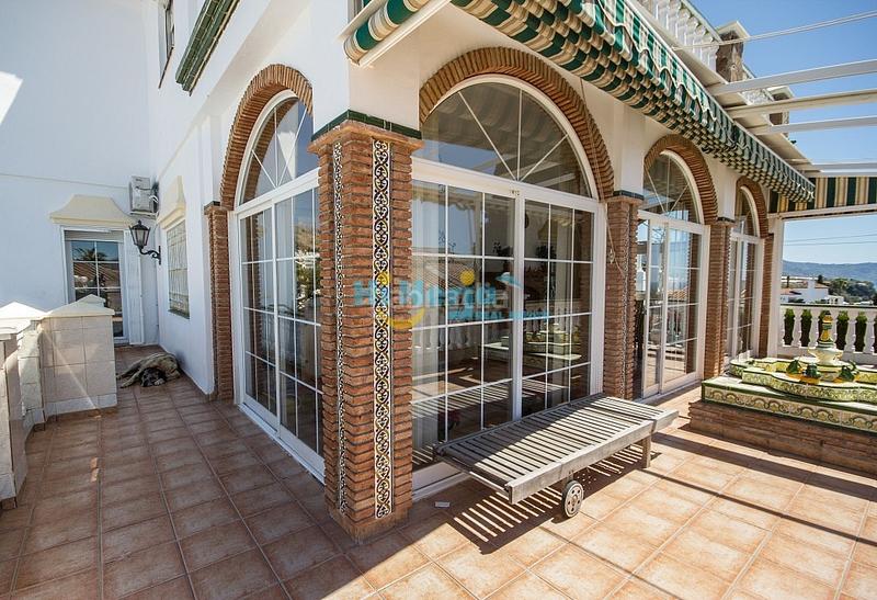 Foto 266e01bd-1f79-48f2-853d-99a8ba7d7882. Chalet villa 3 dormitorios piscina garaje chimenea en Nerja