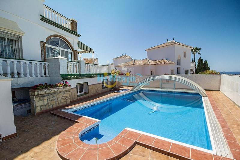 Foto 3e9f5451-da61-4788-89e7-8702919d18b0. Chalet villa 3 dormitorios piscina garaje chimenea en Nerja
