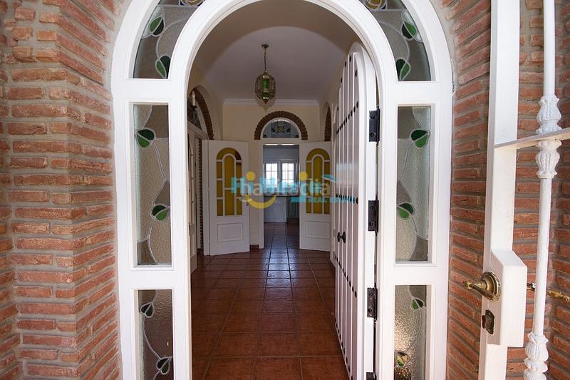 Foto 566508ac-e8a8-45df-86a3-f7ce1177f06c. Chalet villa 3 dormitorios piscina garaje chimenea en Nerja
