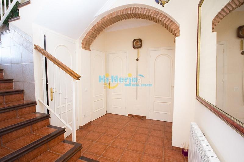 Foto 7f0f3957-f0c0-48ef-9f08-f999d912ff47. Chalet villa 3 dormitorios piscina garaje chimenea en Nerja